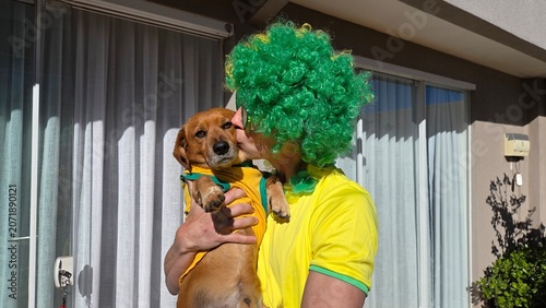 torcedor brasileiro celebra vitória do brasil com cachorro fofo 
