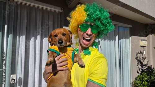 torcedor brasileiro celebra vitória do brasil com cachorro fofo 