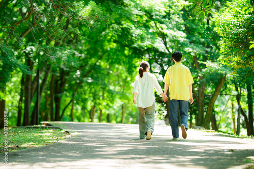 初夏の公園を散歩するカップル	
