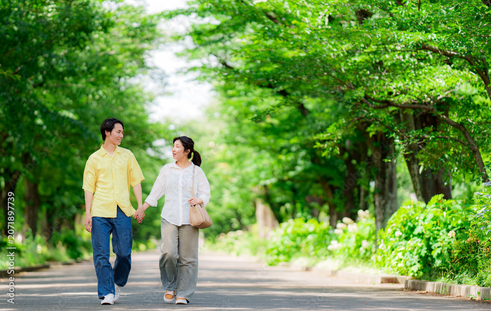 Obraz premium 初夏の公園を散歩するカップル