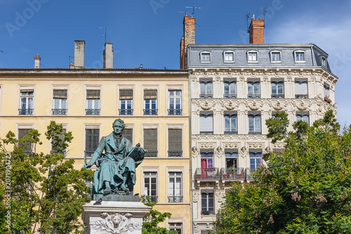 Canvastavla Statue of Andre Ampere, surrounded by beautiful buildings on the Place Ampere in