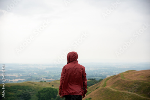 Tableau sur toile Solitary figure overlooking vast landscape