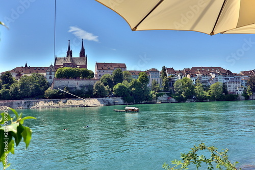 Obraz na plátně Der Rhein in Basel an einem heißen Tag