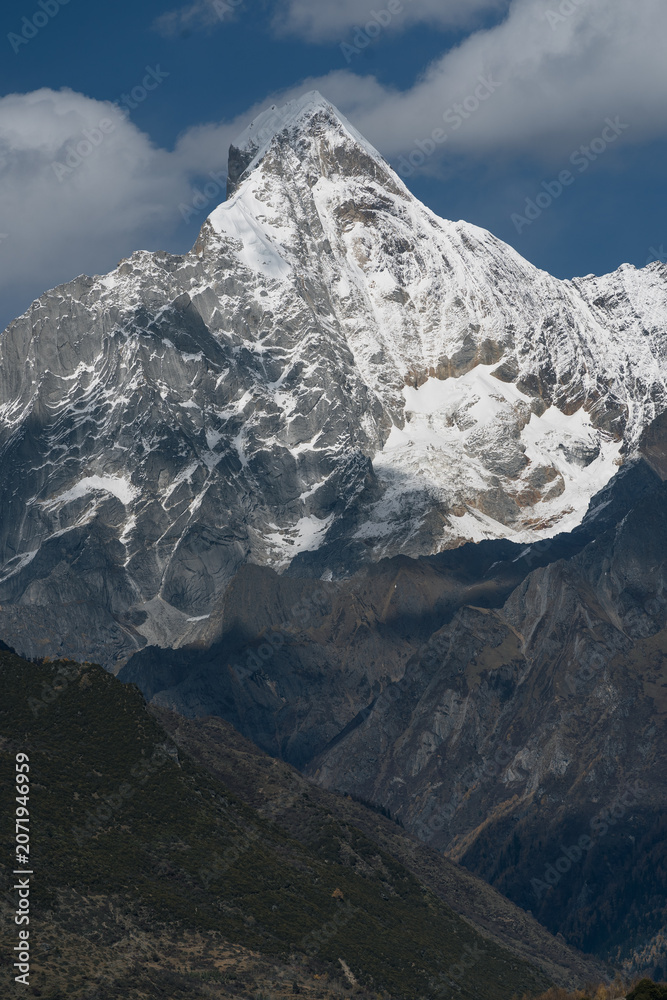 Fototapeta premium Siguniang Mountain Yaomei Peak Close-up Vertical