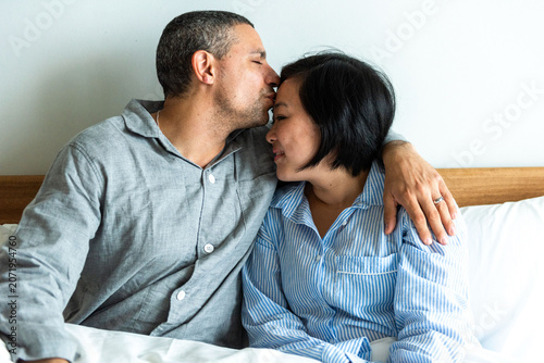 Fotografie Couple sharing intimate affectionate moment