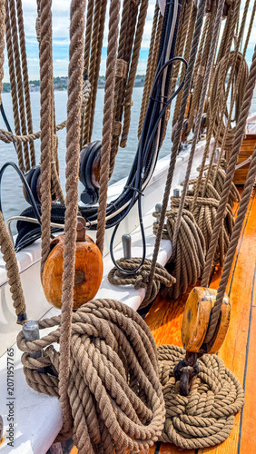 Foto Sailing ropes and pulleys on a boat in calm waters during daytime