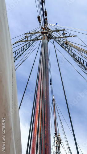 Foto Tall ship mast and rigging viewed from below during a clear day at sea