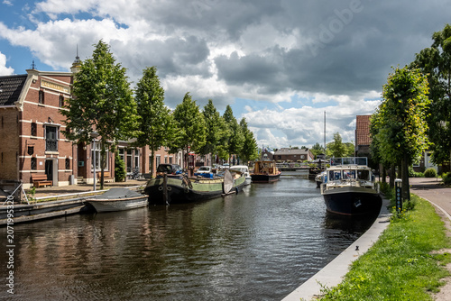 Photos Kanal mit Booten und grüner Uferpromenade in Joure
Joure, Friesland, Niederlande