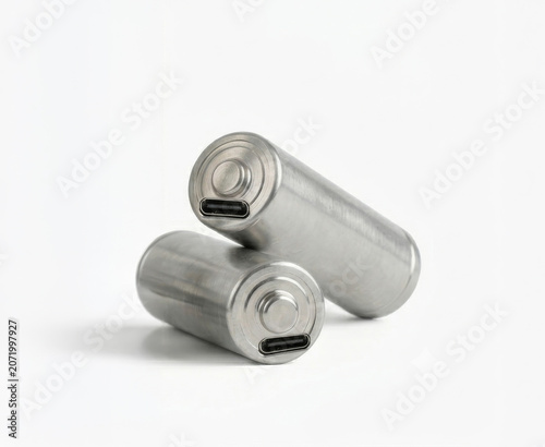 Batterie stilo AA ricaricabili color argento metallizzato con ingresso USB-C e cavo di ricarica, design moderno ed ecologico.