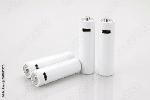 Batterie stilo AA ricaricabili bianche con porta USB-C su sfondo bianco, concetto di energia ecologica.