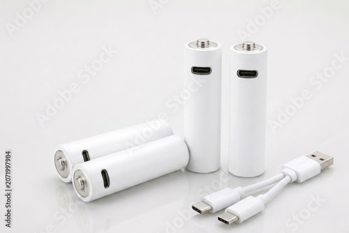 Batterie stilo AA ricaricabili bianche con porta di ricarica USB-C e cavetto doppio, tecnologia eco-friendly isolata.