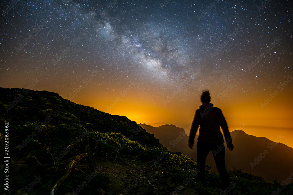 Obraz premium Person observing Milky Way from Roque de los Muchachos