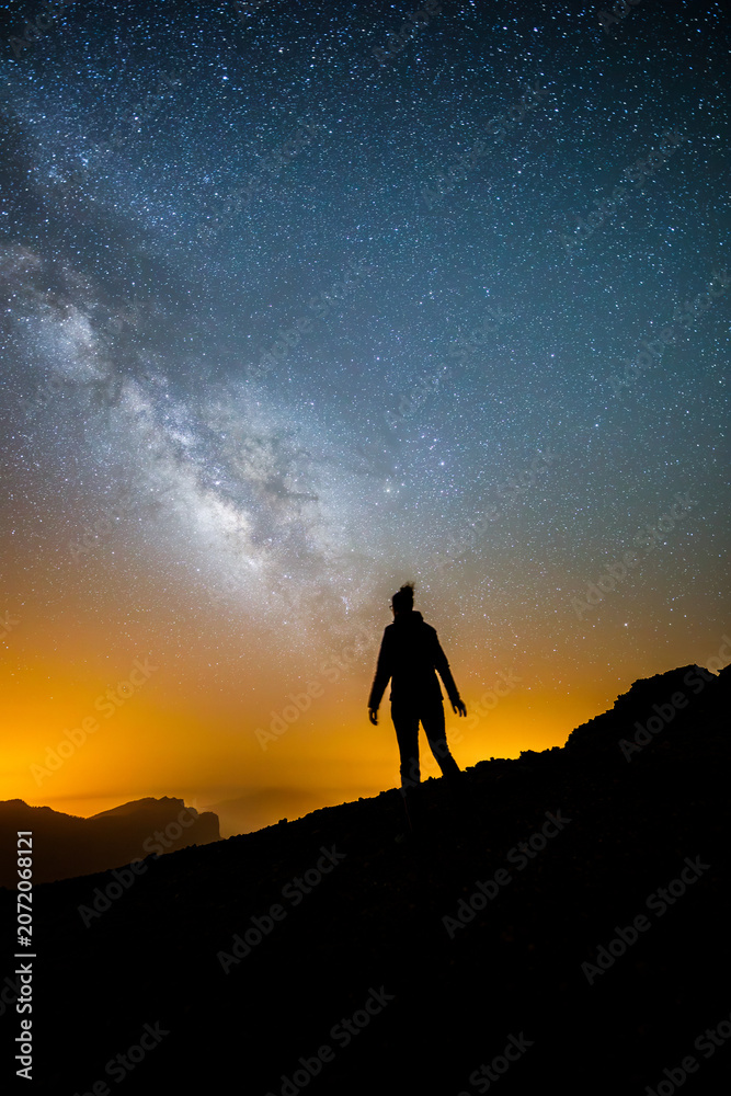 Fototapeta premium Woman silhouette observing Milky Way on Roque de los Muchachos