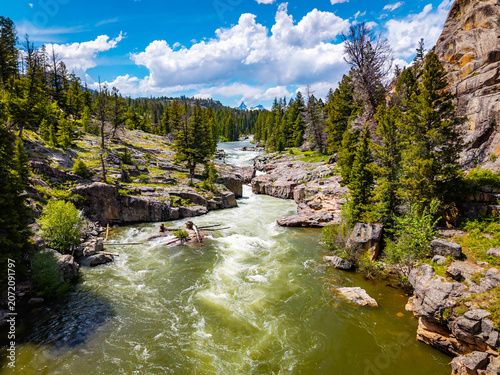 Foto Scenic Aerial View of Lake Creek in Wyoming