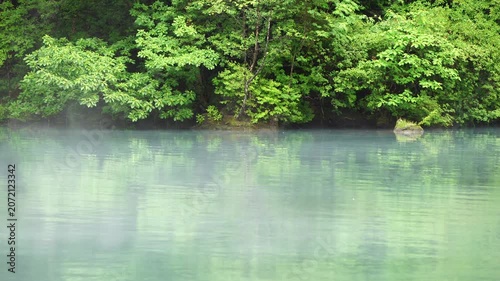 初夏の新緑と湯気が立ち上る湯ノ湖の景色