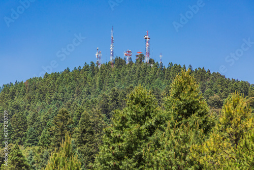 Antenas de telecomunicaciones en medio del bosque.