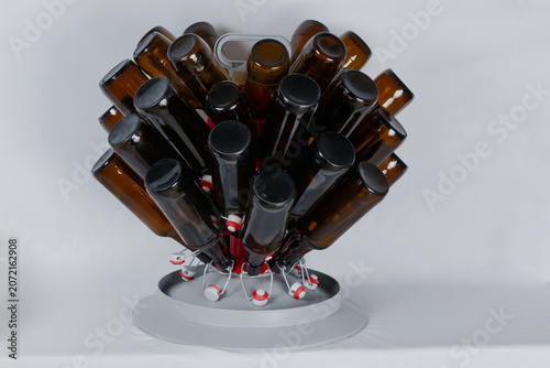 Cuadro en lienzo Botellas de cervezas vacías, recién limpiadas, secando en árbol de plástico escu