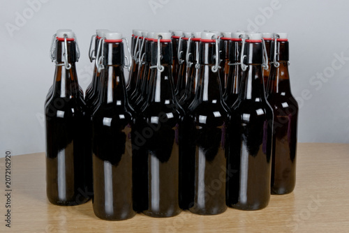 Grupo de botellas de cervezas artesanal con cierre hermético sobre mesa de madera