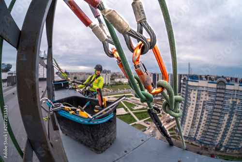 Cleaning glazing from dirt using rope access