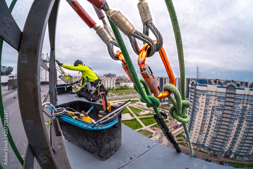 Cleaning glazing from dirt using rope access