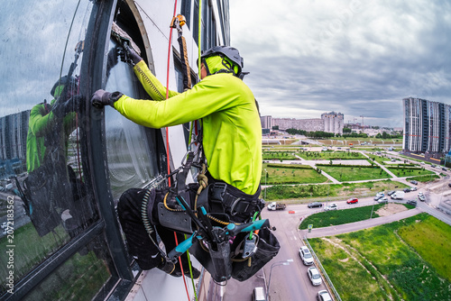 Cleaning glazing from dirt using rope access
