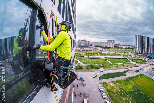 Cleaning glazing from dirt using rope access
