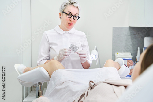 Foto Doctor wearing medical gloves holding a pack of rectal or vaginal suppositories