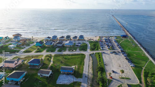 Fotografie Public parking areas at Surfside Jetty County Park bridge gap between beach activities navigation channel