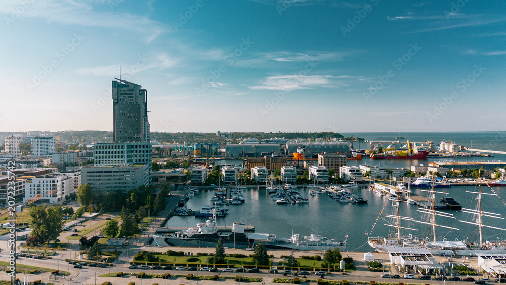 Obraz premium Gdynia z góry: Wieżowce Sea Towers, marina jachtowa i port w Gdyni.