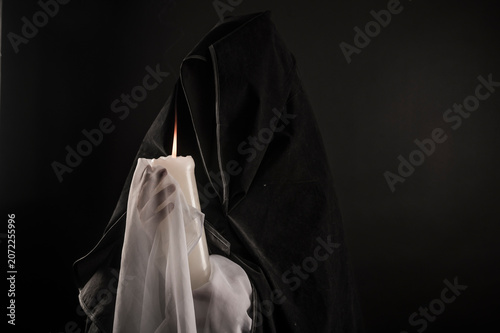 Tablou pe pânză Dark apparition of a woman draped in tulle, holding a large candle