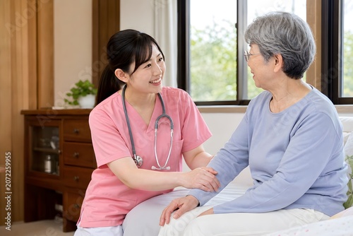 自宅を訪問して高齢者をケアする訪問介護師