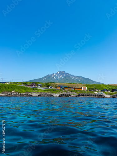 日本の北海道利尻島にある利尻富士を海から撮った写真