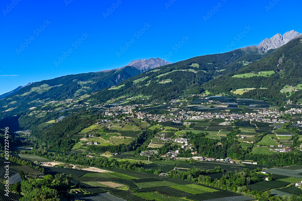 Fototapeta premium Dorf Tirol, Passeier, Fluss, Passeiertal, Vorderpasseier, Hafling, Meran, Weinberge, Obstbäume, Landwirtschaft, Wanderweg, Frühling, Sommer, Südtirol, Italien