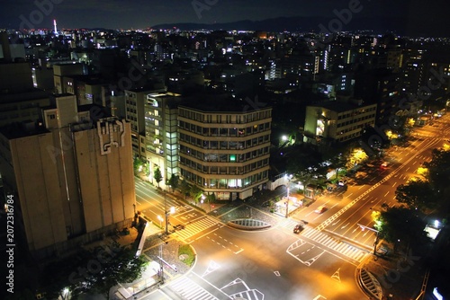 Fotografija 街灯やビルの明かりが美しく輝く夜の都市交差点と街並みの俯瞰風景