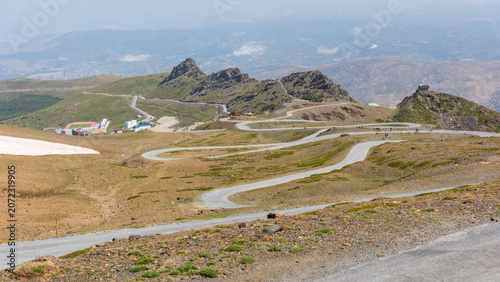 Carretera de montaña con multitud de curvas en Sierra Nevada España