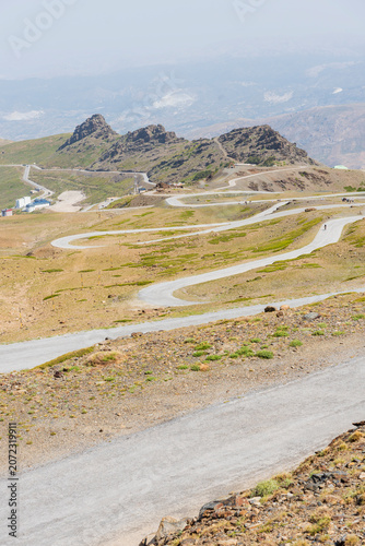 Carretera de montaña con multitud de curvas en Sierra Nevada España