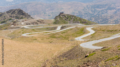 Carretera de montaña con multitud de curvas en Sierra Nevada España