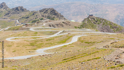 Carretera de montaña con multitud de curvas en Sierra Nevada España