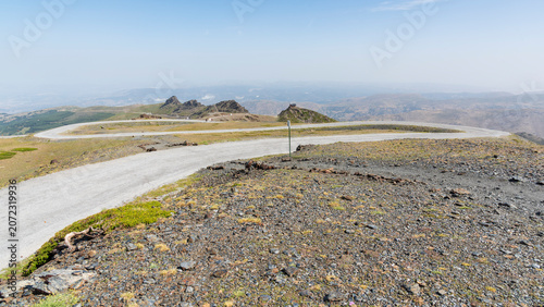 Carretera de montaña con multitud de curvas en Sierra Nevada España