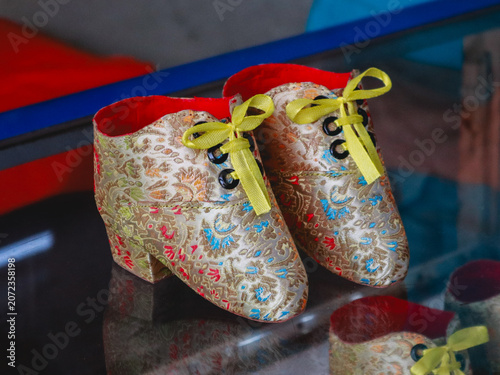 Fotografie Traditional Chinese lotus shoes for bound feet, featuring elegant floral embroid