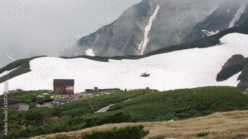 初夏の観光名所立山黒部アルペンルートの室堂平の雪景色と山の霧の風景