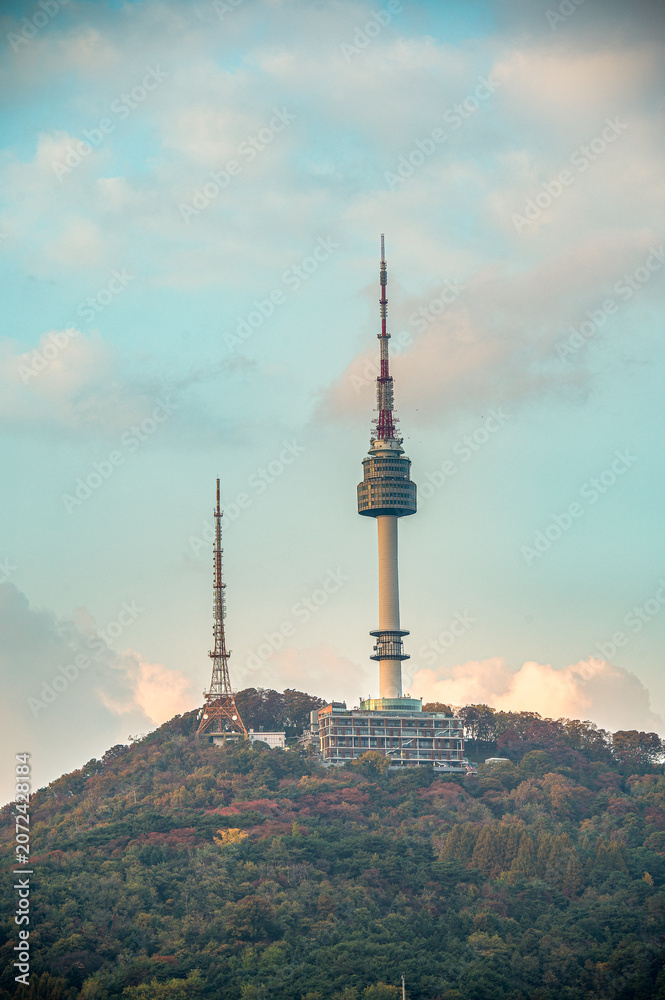 Obraz premium Itaewon District and Namsan Tower in autumn near Noksapyeong Station in Seoul South Korea.