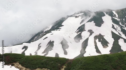 初夏の観光名所立山黒部アルペンルートの室堂平の雪景色と山の霧の風景
