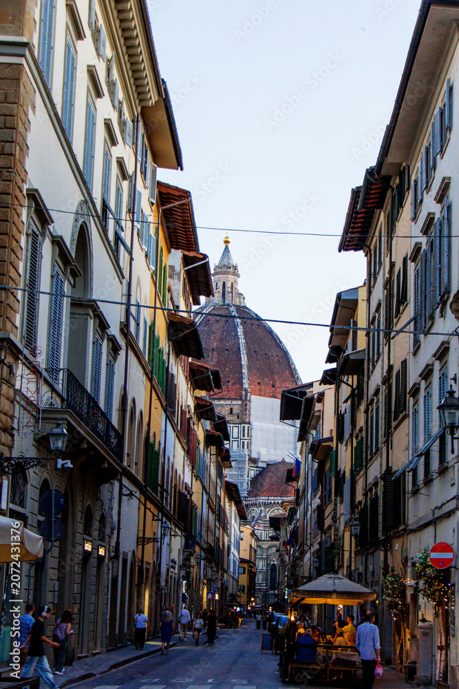 Obraz premium The Duomo of the Cattedrale di Santa Maria del Fiore Seen From a Narrow Street, Florence, Italy