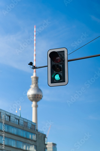  Ampel in der Innenstadt von Berlin. Im Hintergrund ist unscharf der Fernsehturm zu erkennen