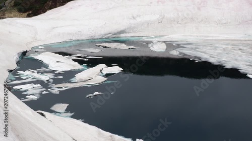 初夏の観光名所立山黒部アルペンルートの室堂平のミクリガ池の風景
