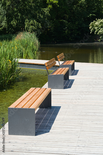 Steg mit Sitzbänken zum Ausruhen am Anlagensee am Anlagenpark in der Universitätsstadt Tübingen