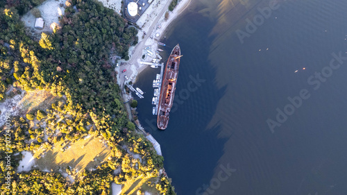 Foto Aerial Top Down View of a Large Rusty Abandoned Shipwreck Moored at a Dock