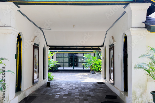 Cuadro en lienzo Covered walkway leads to glass doors