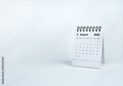 Foto Desk calendar displaying August 2026 on white background with copy space